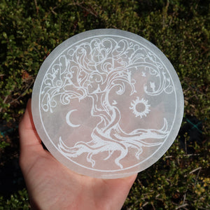 Selenit Ladeplatte - Baum des Lebens - Sonne u. Mond - 12cm in der Hand, mit dekorativem Design.