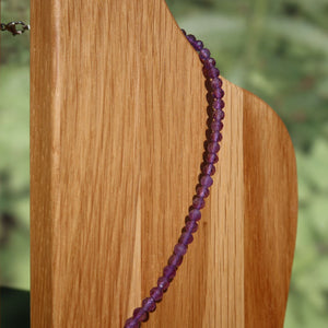 Amethyst facettierte Edelsteinkette in 42cm Länge, präsentiert auf Holz, ideal für Harmonie und Spiritualität, Nr. 13.