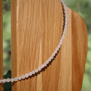 Labradorit weiß facettierte Edelsteinkette 42cm Länge - Intuition und Weiblichkeit - Nr. 15 auf Holzuntergrund