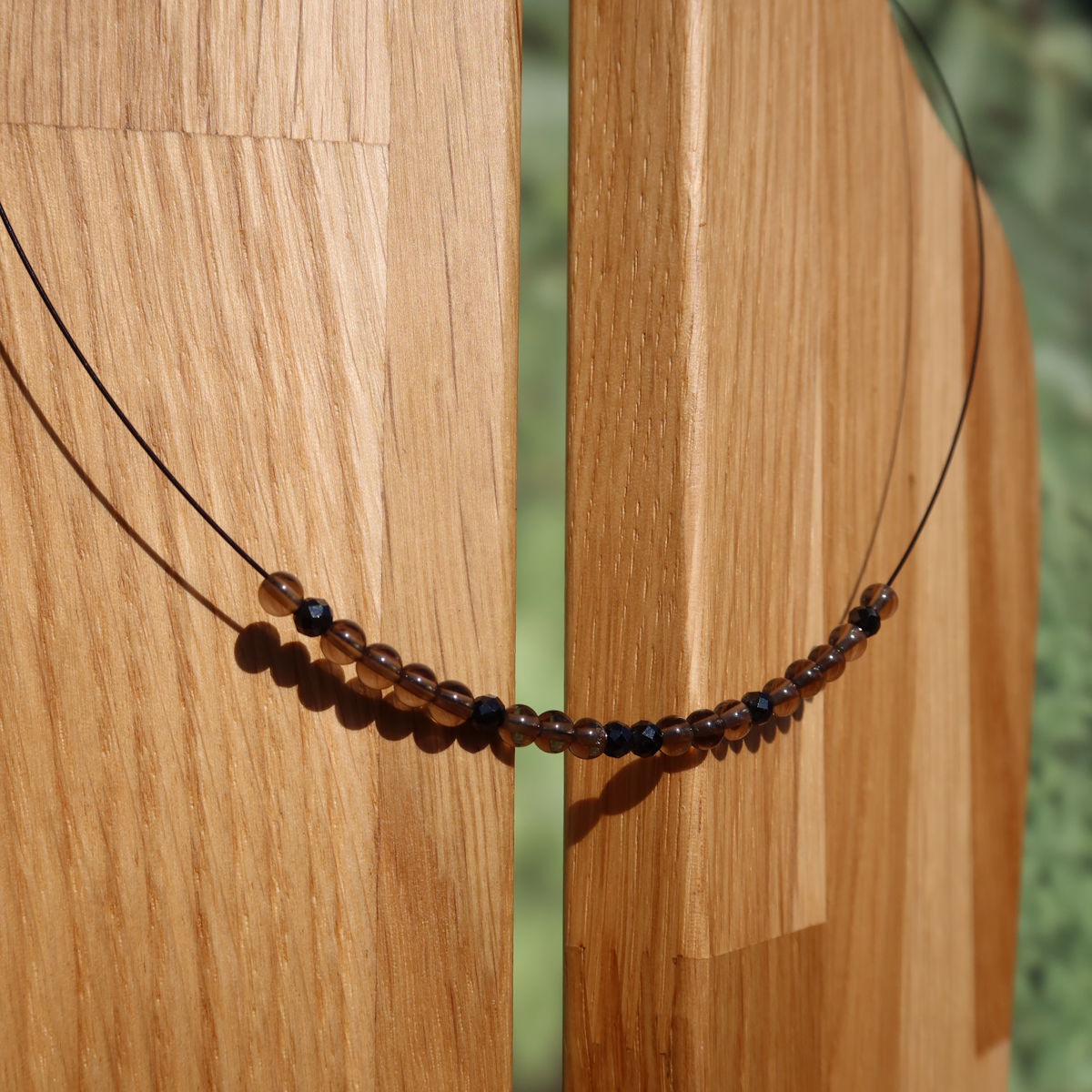 Rauchquarz mit Spinell Edelsteinkette 40cm Display, Holz Hintergrund, Entspannung, Konzentration, handgefertigte Eleganz