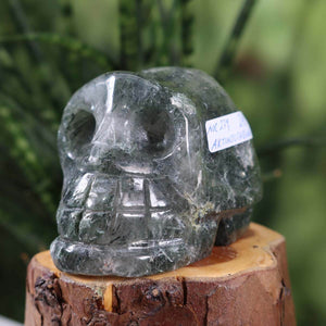 Echter Kristall Schädel handgefertigt aus Aktinolithquarz, 8x6 cm Sammlerstück, online kaufen bei Steinwelten.