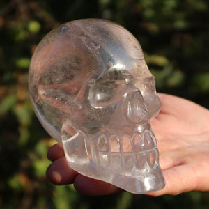 Bergkristall Kristall Schädel handgefertigt in Hand gehalten, transparent und detailreich, Größe 11x9 cm.