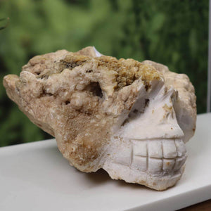 Handcrafted large XL crystal skull made from calcite, unique collector's item. Naturstein Kristallschädel online kaufen - Steinwelten.