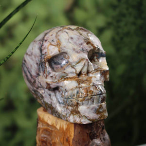 Handcrafted XL crystal skull from natural stone featuring unique patterns, suitable for collectors. Available at Steinwelten.