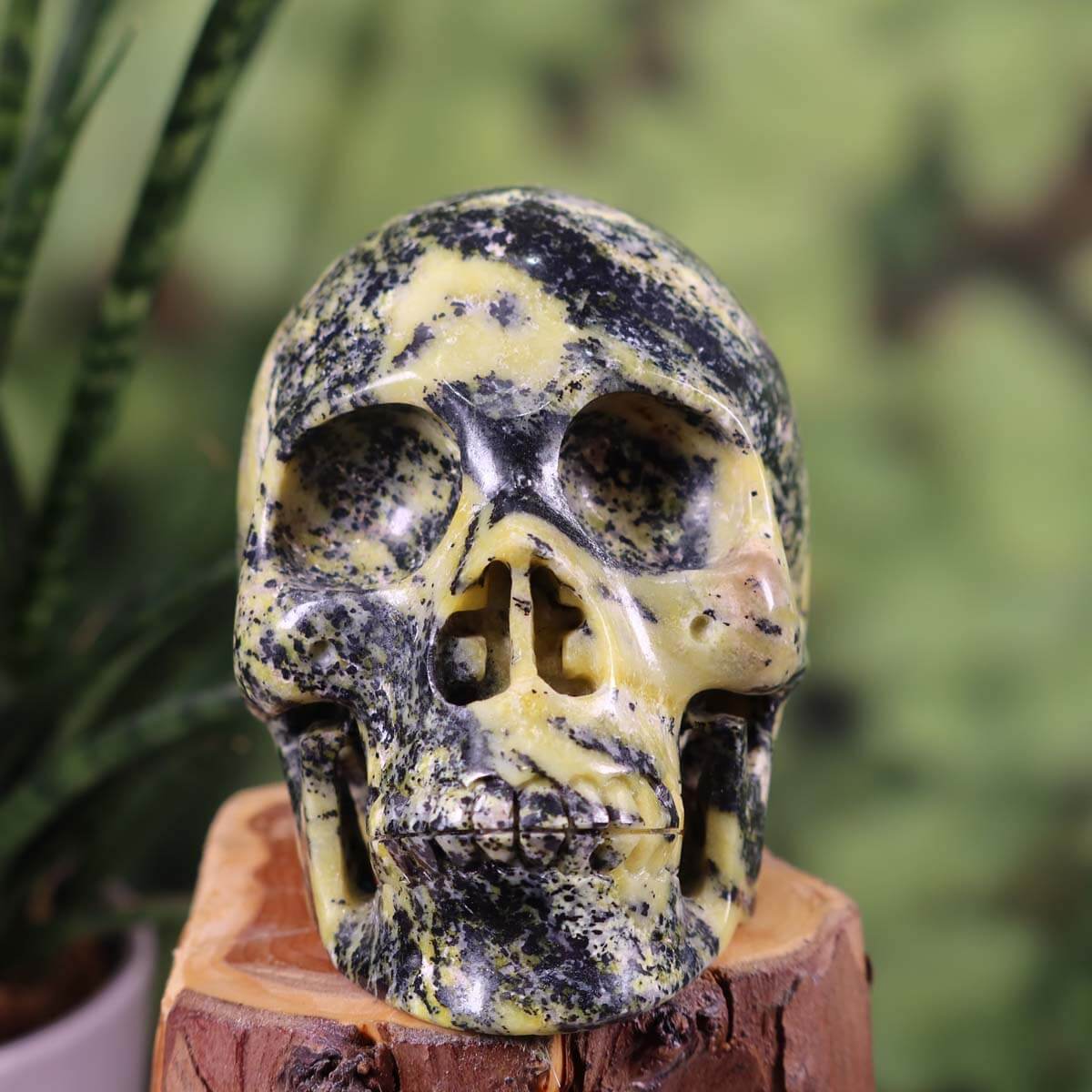 Handcrafted crystal skull from natural stone, unique patterns, 10x8 cm, collectible - Buy crystal skull online at Steinwelten.