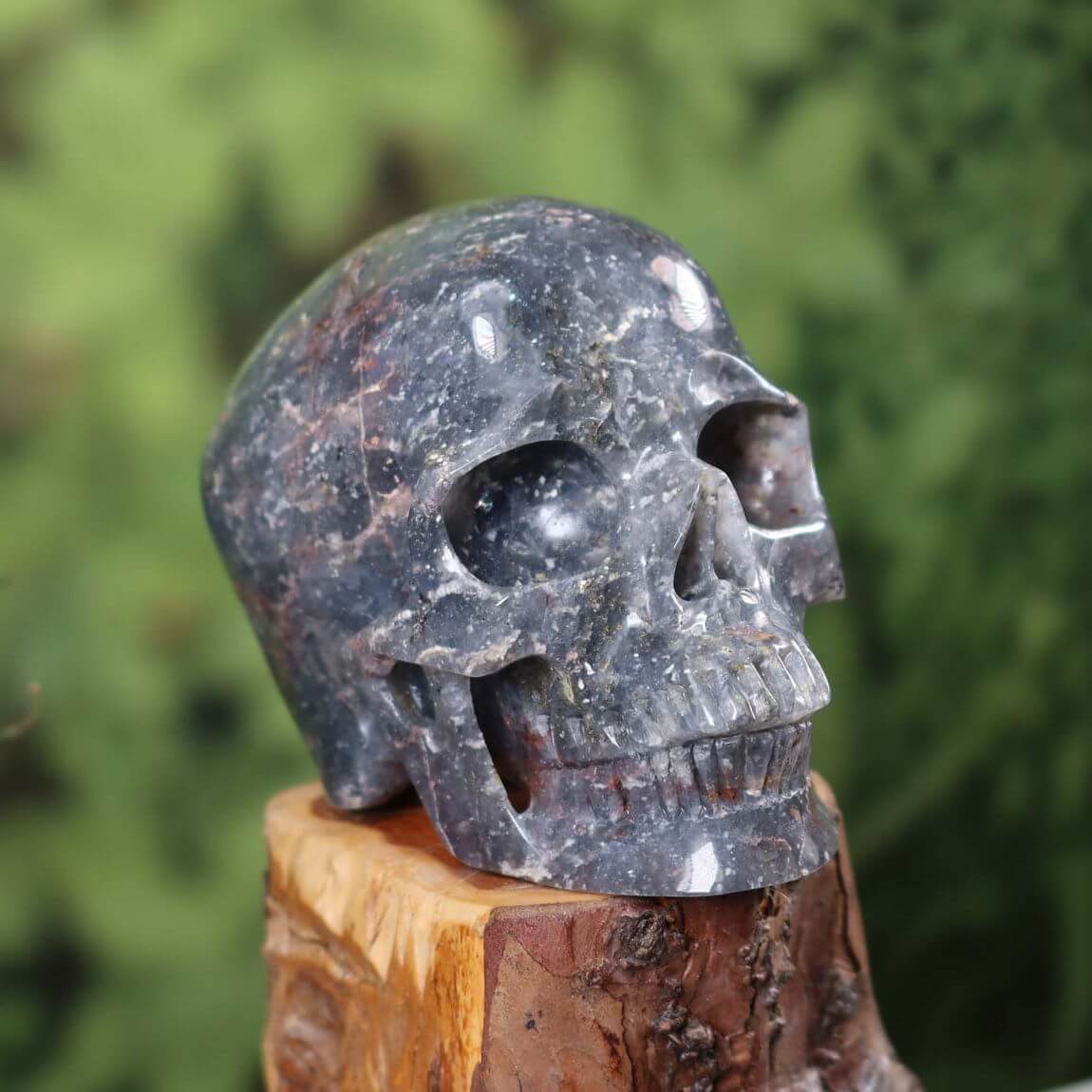 Kristall Schädel handgefertigt aus Naturstein – Skull - 12x9 cm Nr. 31 auf einem Holzständer, detailreich und einzigartig.