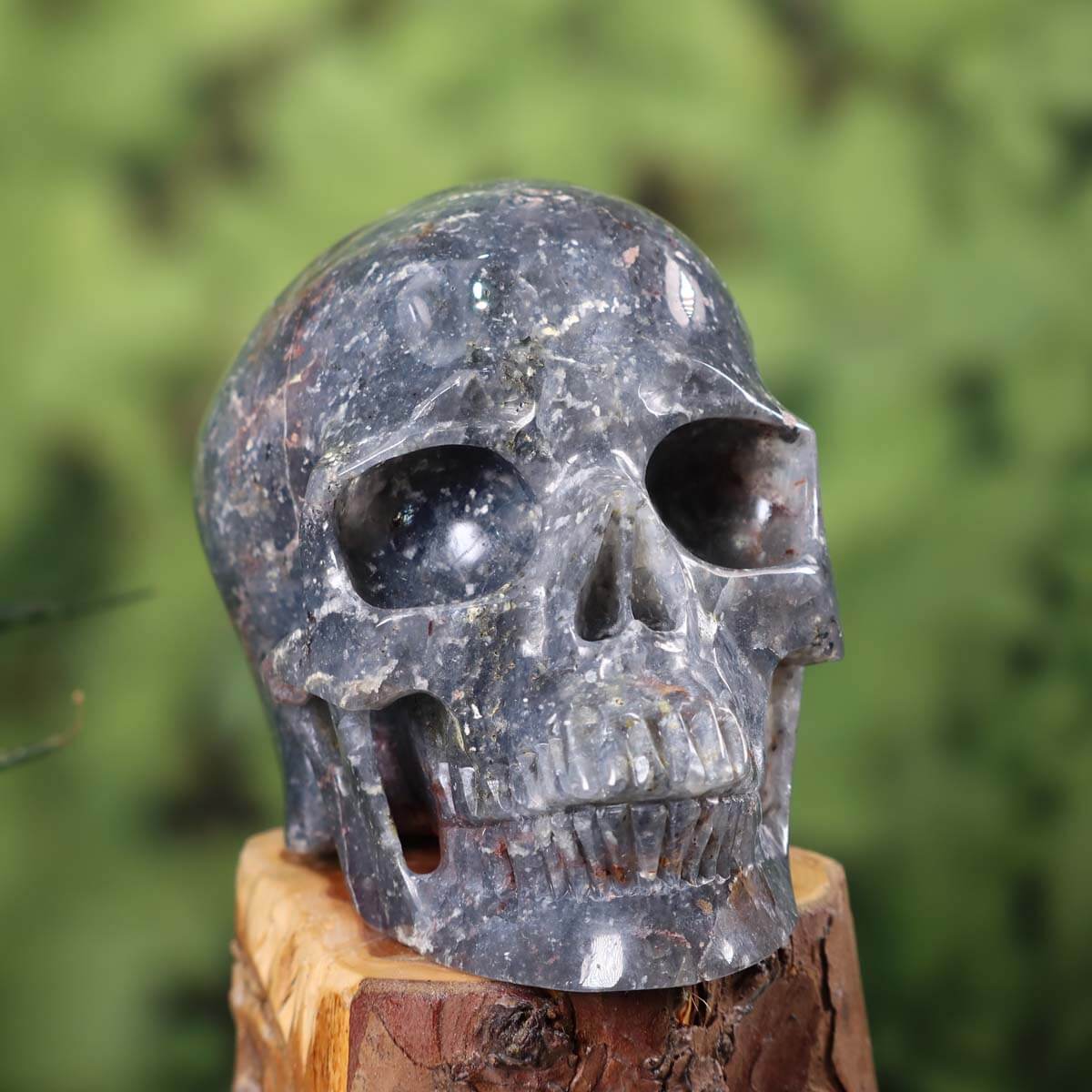 Kristall Schädel handgefertigt aus Naturstein – Skull - 12x9 cm Nr. 31 auf einem Holzständer, detailreich und einzigartig.
