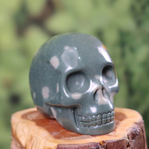 Handcrafted natural stone crystal skull, size 7x6 cm, unique design available online for purchase at Steinwelten.