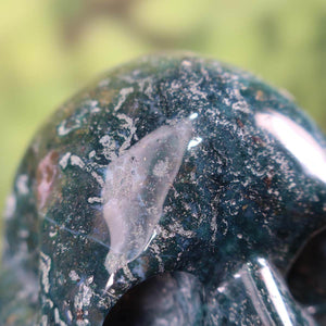 Nahaufnahme eines handgefertigten Moosachat Schädels mit einzigartiger Form und Detailreichweite. Mineralien und Edelsteine online kaufen.