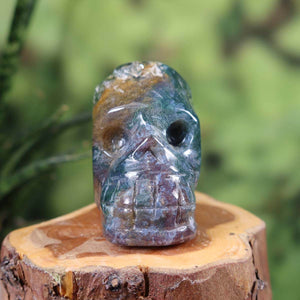 Moosachat Kristall Schädel handgefertigt - außergewöhnliche Form - Sammlerstück – Skull - 7x5 cm Nr. 401 auf Holzplatte