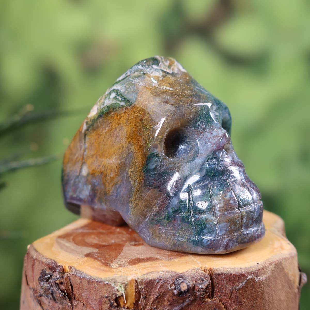 Moosachat Kristall Schädel handgefertigt - außergewöhnliche Form - Sammlerstück – Skull - 7x5 cm Nr. 401 auf Holzständer