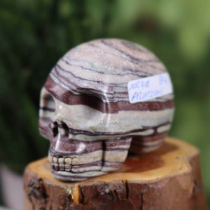 Echter Kristall Schädel aus Printstone, handgefertigt, 7x6 cm, einzigartiges Design und Farbe auf Holzsockel.