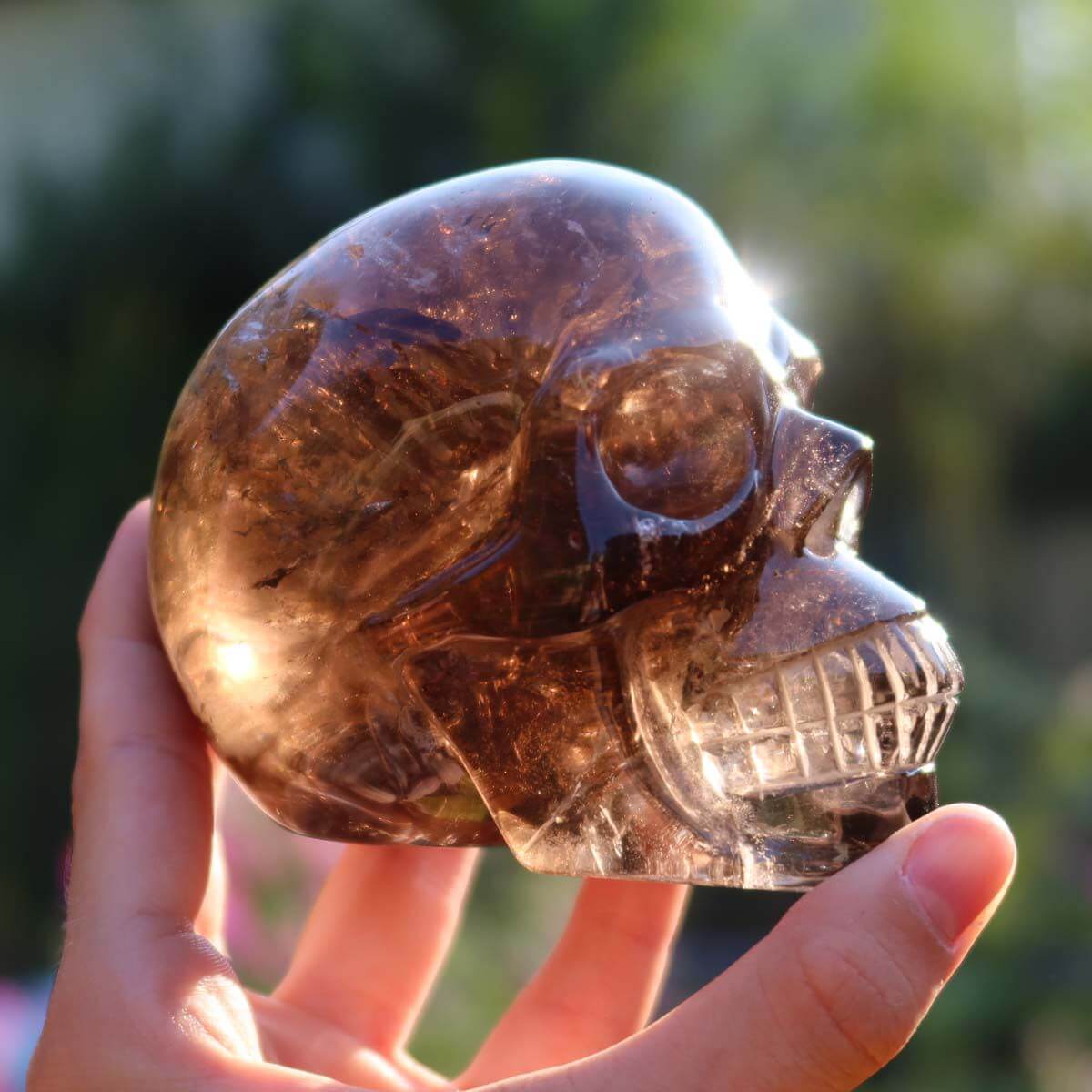Rauchquarz Kristall Schädel handgefertigt - Skull - 10x8 cm Nr. 126 in Hand gehalten, glänzender Naturstein, exquisite Detailarbeit.