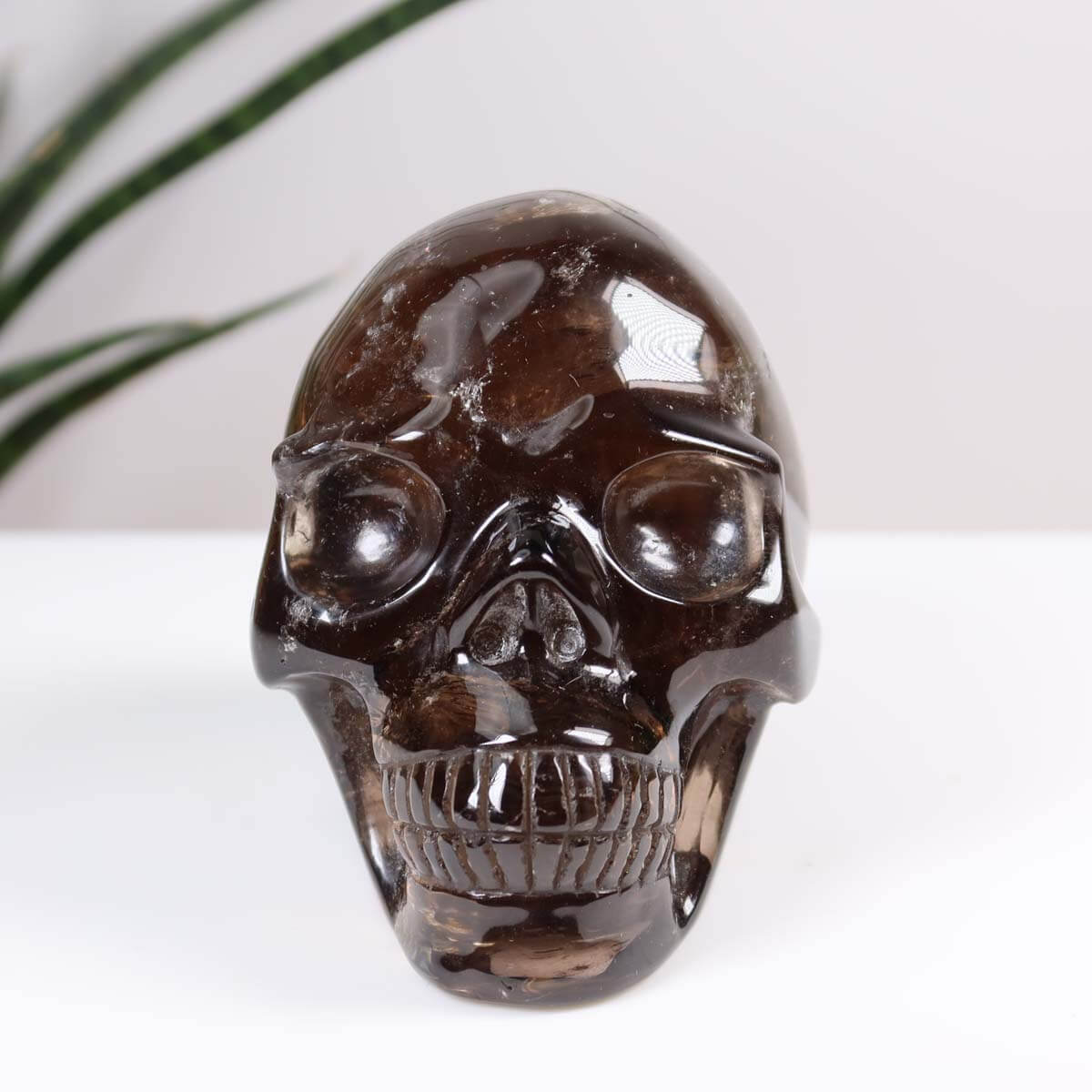 Rauchquarz Kristall Schädel handgefertigt - Skull - 10x8 cm Nr. 126 in Hand gehalten, glänzender Naturstein, exquisite Detailarbeit.