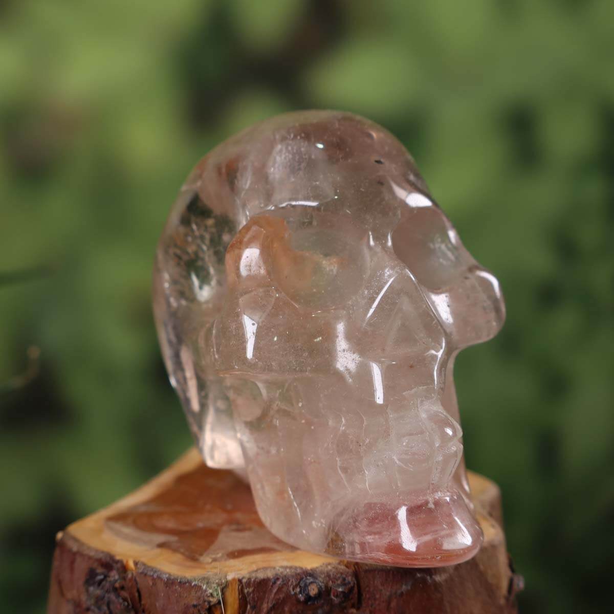 Rauchquarz Kristall Schädel handgefertigt, 8x7 cm, Sammlerstück auf Holzständer.