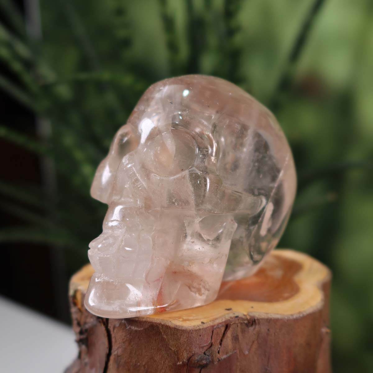 Rauchquarz Kristall Schädel handgefertigt, 8x7 cm, Sammlerstück auf Holzständer.