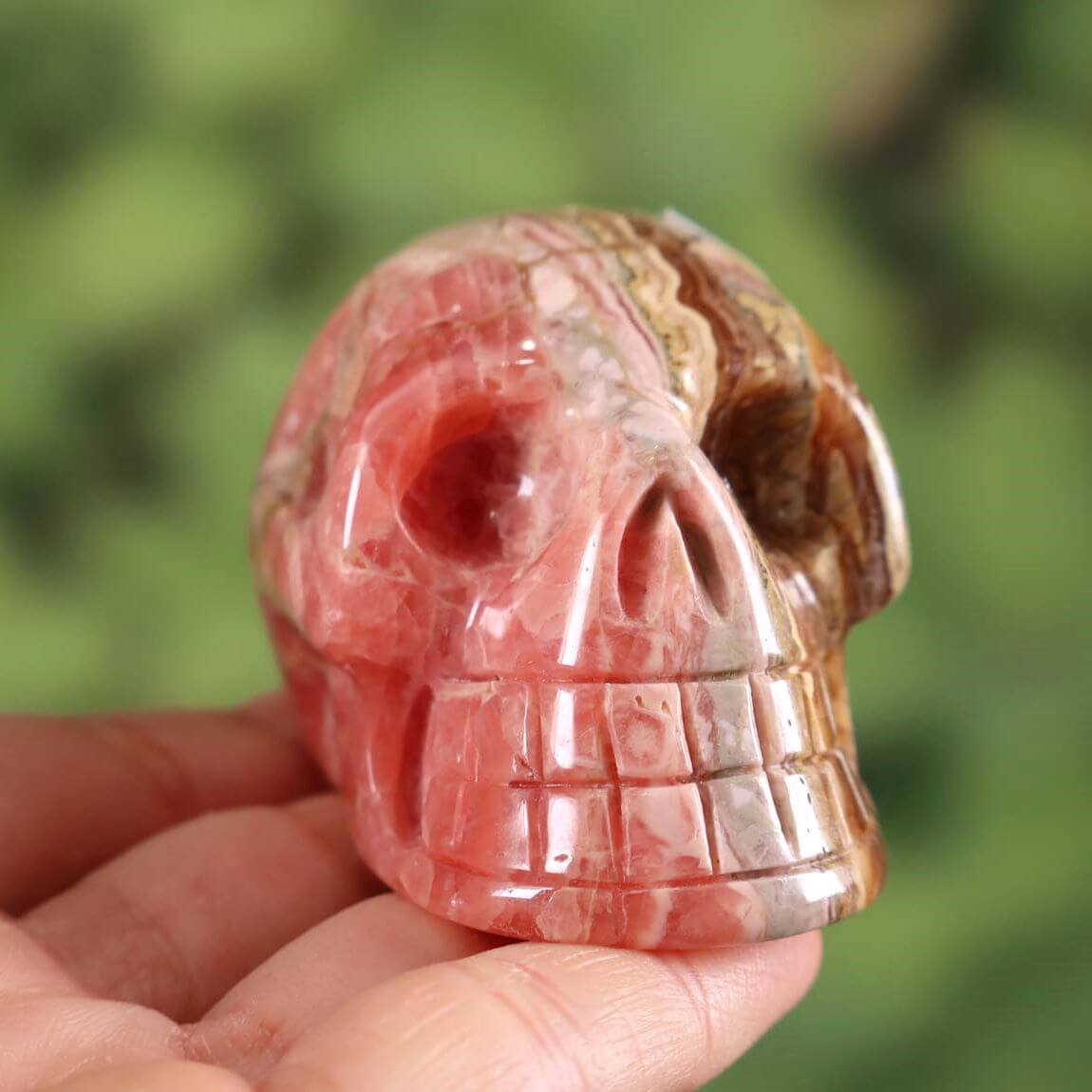 Rhodochrosit Kristall Schädel - Sammlerstück - 5x4 cm Nr. 411, kunstvoller natürlicher Stein Schädel in Hand gehalten.