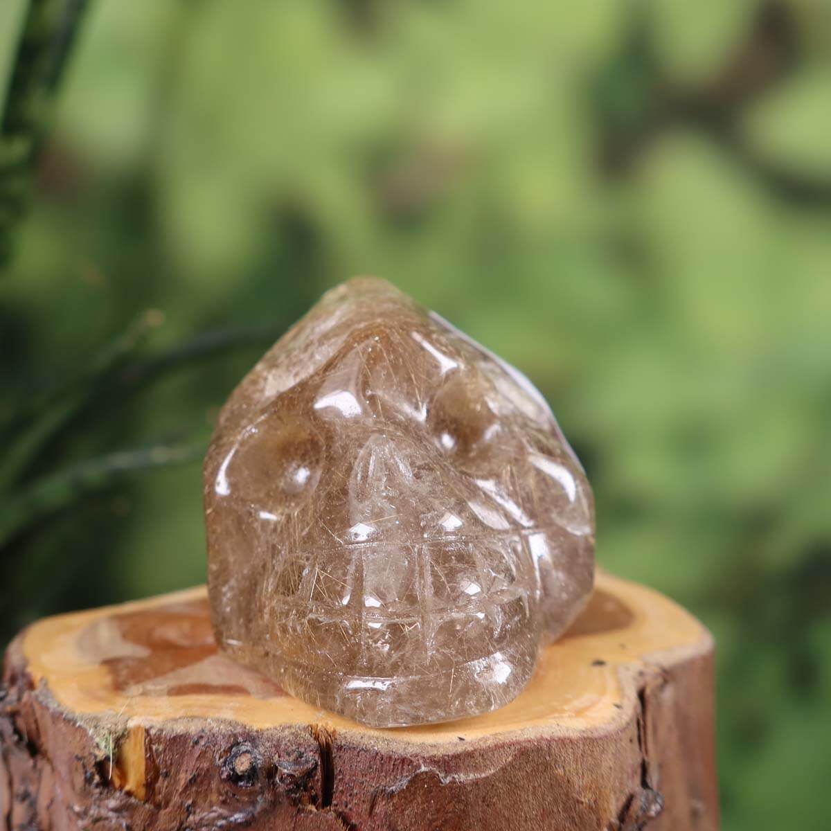 Handgefertigter Rutilquarz Kristallschädel auf Holzscheibe, 1A Rarität, Größe 6x5 cm.