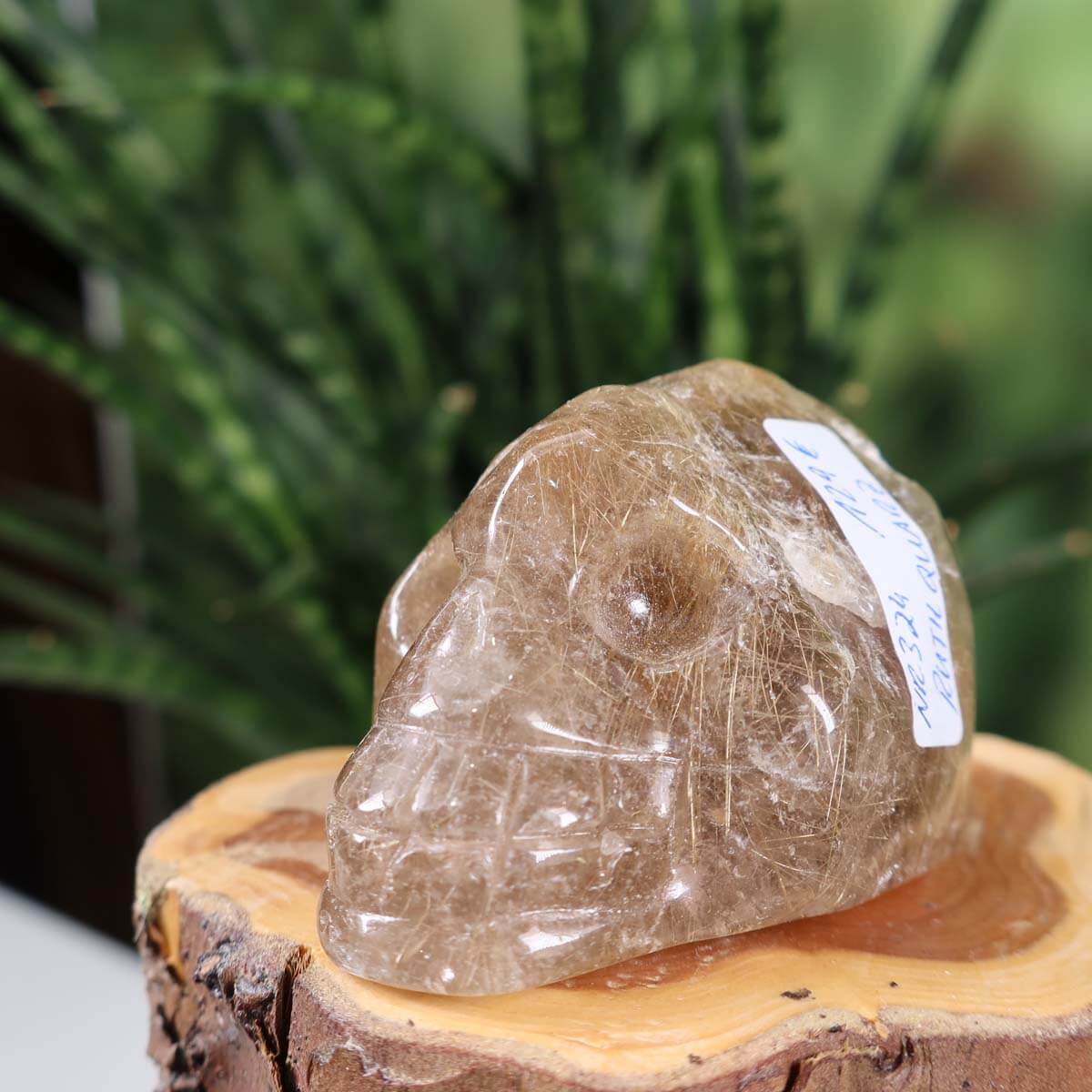 Handgefertigter Rutilquarz Kristallschädel auf Holzscheibe, 1A Rarität, Größe 6x5 cm.