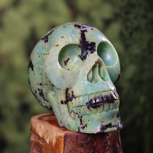 Echter großer Kristall Schädel aus Serpentin, handgefertigt, Sammlerstück 13x10 cm, außergewöhnliche Form - Steinwelten, online kaufen.