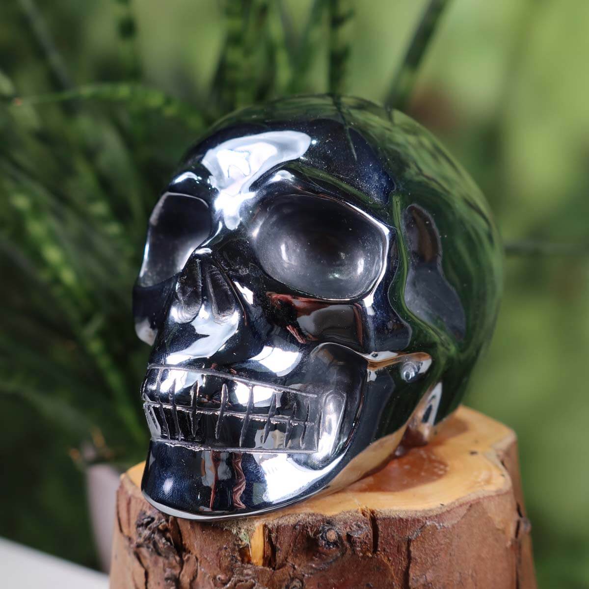 Silizium Kristall Schädel (synthetisch) - Skull - 9x7 cm Nr. 16 auf Holzstand, glänzende Oberfläche.