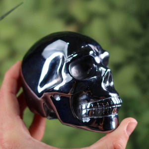 Silizium Kristall Schädel (synthetisch) - Skull - 9x7 cm Nr. 16 in der Hand gehalten, glänzende Oberfläche