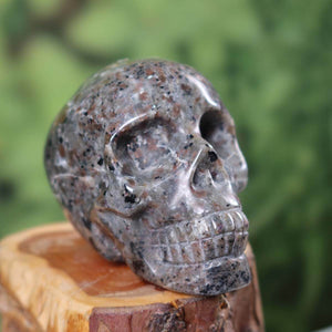 Yooperlite crystal skull handcrafted, 9x7 cm, glowing under UV light, ideal mineral collectible from Graz and Wiener Neustadt.