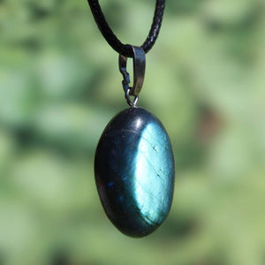 Natürlicher Labradorit Anhänger mit Silberschlaufe, 28mm, schimmert in Blau und Grün. Unikat Nr. 21, erhältlich in Steinwelten Onlineshop.