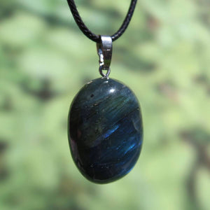 Polished 32mm Labradorite pendant with silver loop, showcasing brilliant blue tones from Steinwelten, suitable for relaxation and creativity.