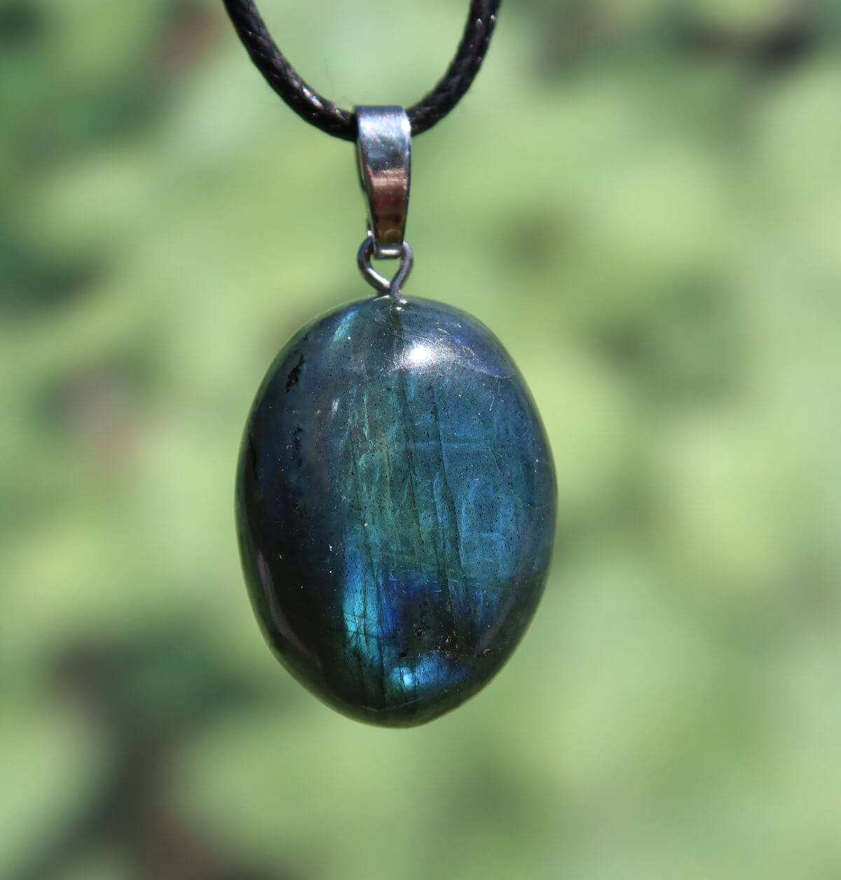 Natürlicher Labradorit Anhänger mit Silberschlaufe, zeigt blau-grüne Labradoreszenz, ideal für Heilstein Schmuck kaufen online.
