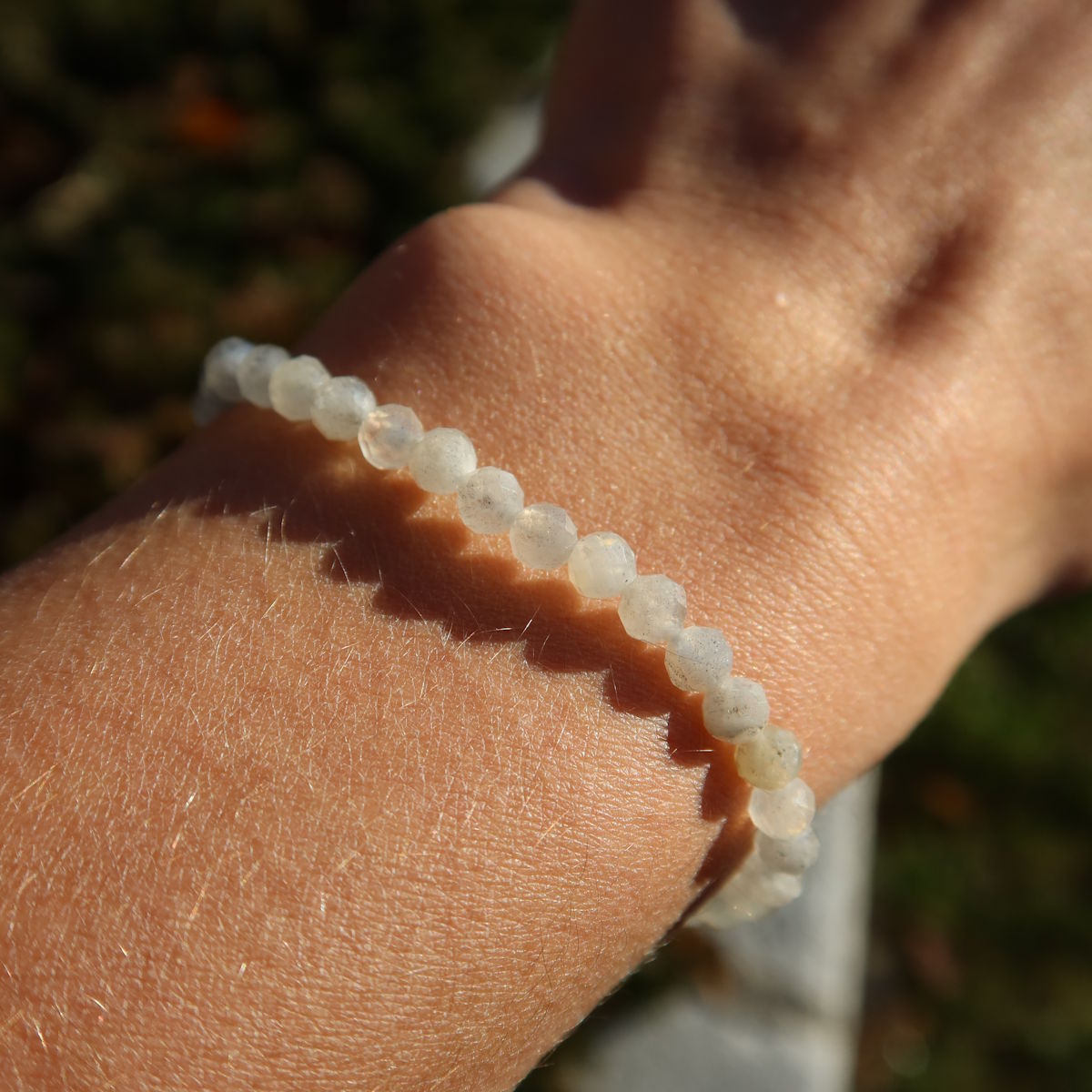 Labradorit facettiert Edelstein Armband - 1 Stück - in Varianten 4-6 oder 8mm auf Handgelenk, fördert Intuition und Meditation