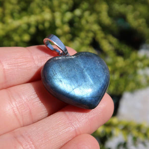 Labradorit Herz Anhänger 25mm zeigt leuchtende Blautöne im Sonnenlicht, einzigartiges Schmuckstück für Intuition und Spiritualität.