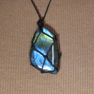 Labradorit Anhänger mit Makramee Kette in einzigartigem Design, handgefertigt und längenverstellbar für stilvollen Look.