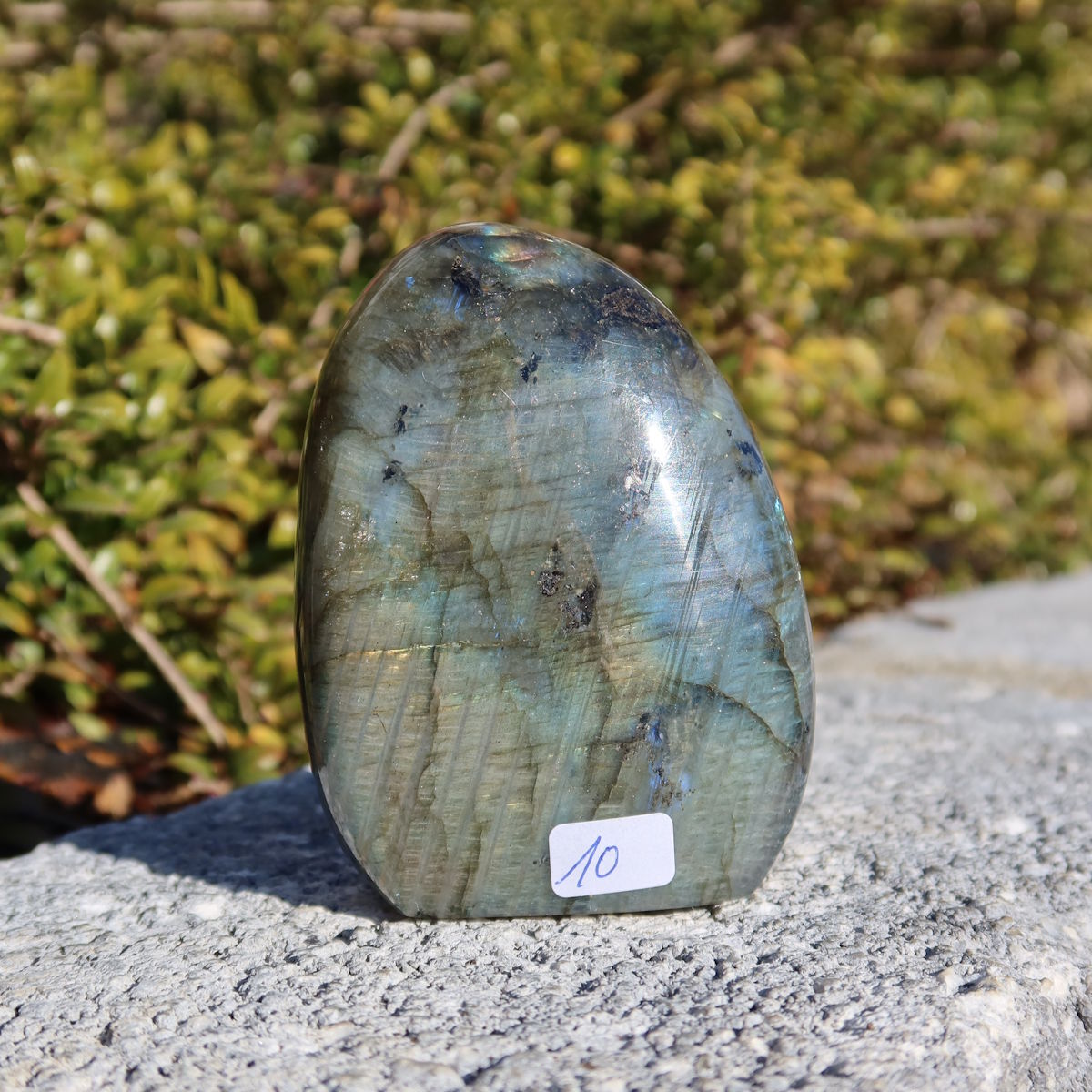 Labradorit Freiform poliert - 8x6cm - Intuition und Kreativität Nr.10, Naturstein mit Labradoreszenz im Sonnenlicht, Unikat