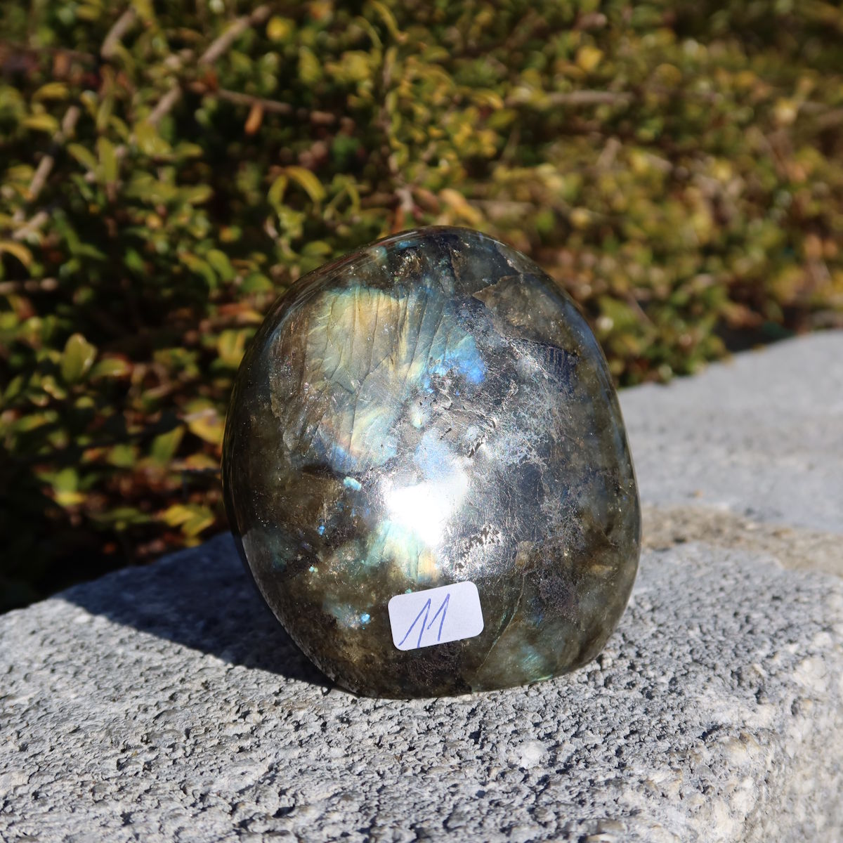 Labradorit Freiform poliert - 7x6cm - Intuition und Kreativität Nr.11 in Hand mit Farbspiel
