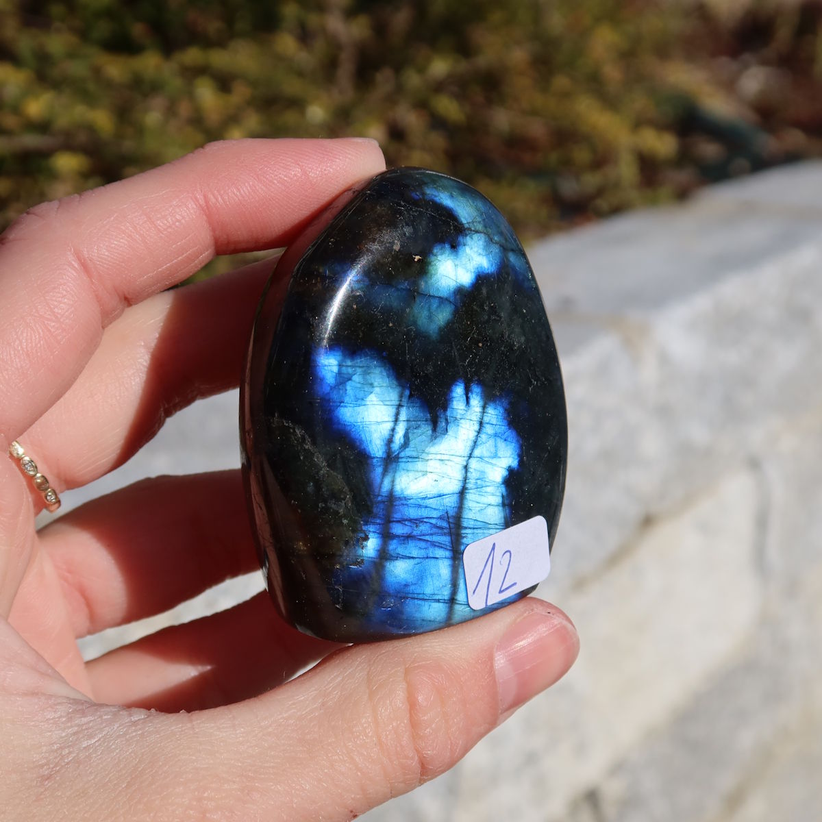 Labradorit Freiform poliert - 5x4cm - Intuition und Kreativität Nr.12 in der Hand, schimmernde blaue Farbe.