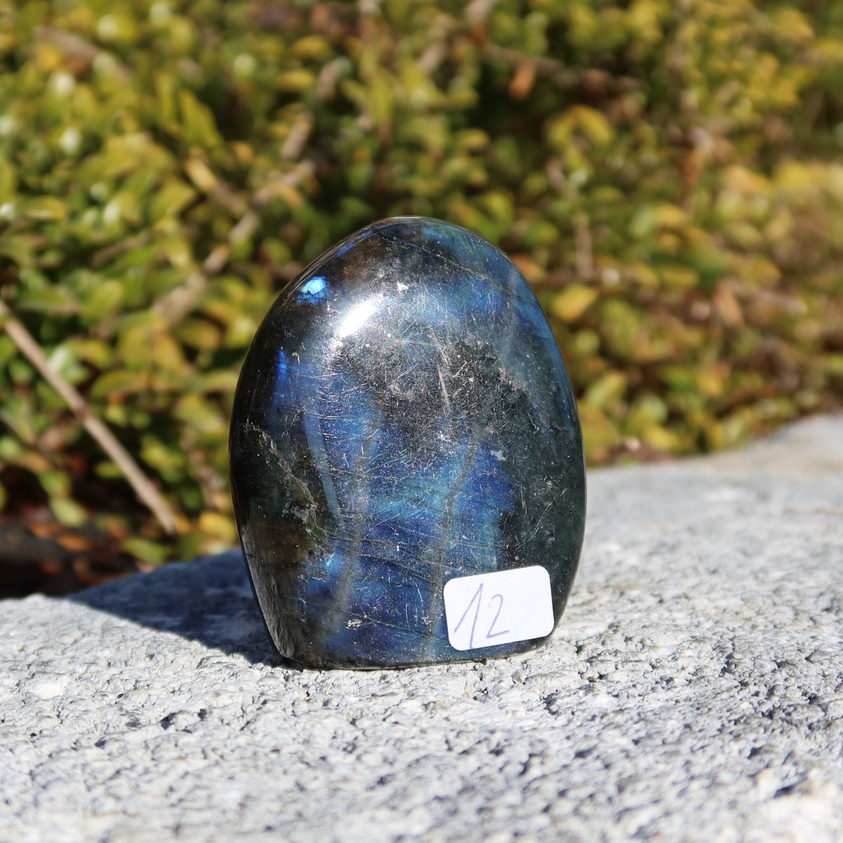 Labradorit Freiform poliert - 5x4cm - Intuition und Kreativität Nr.12 in der Hand, schimmernde blaue Farbe.