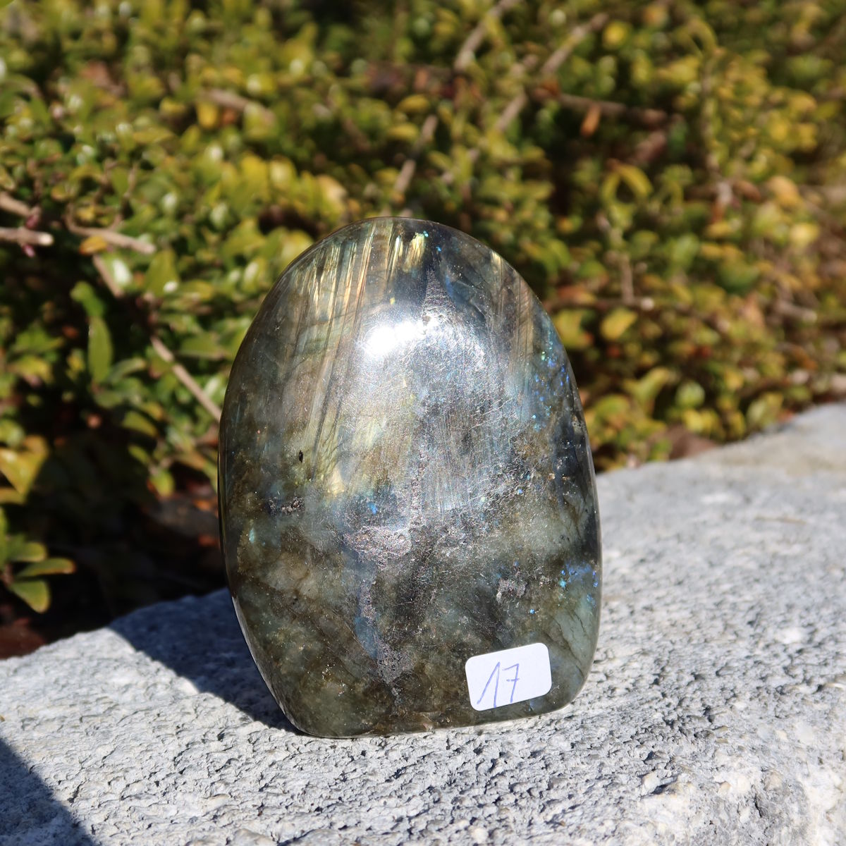 Labradorit Freiform poliert - 8x6cm - Intuition und Kreativität Nr.17 auf steinerner Oberfläche