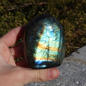 Labradorit Freiform poliert - 6x5cm - Intuition und Kreativität Nr.2 in Hand, zeigt brillante Blau- und Grüntöne bei Sonnenlicht