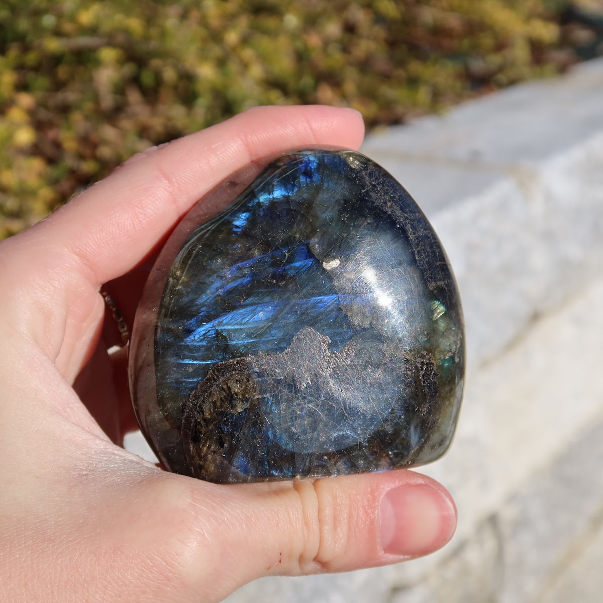 Labradorit Freiform poliert - 6x6cm - Intuition und Kreativität Nr.21 mit faszinierendem Farbspiel im Sonnenlicht
