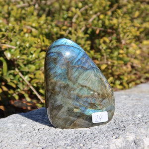Labradorit Freiform poliert - 7x6cm - Intuition und Kreativität Nr.24 in natürlichem Licht mit blauem Farbenspiel