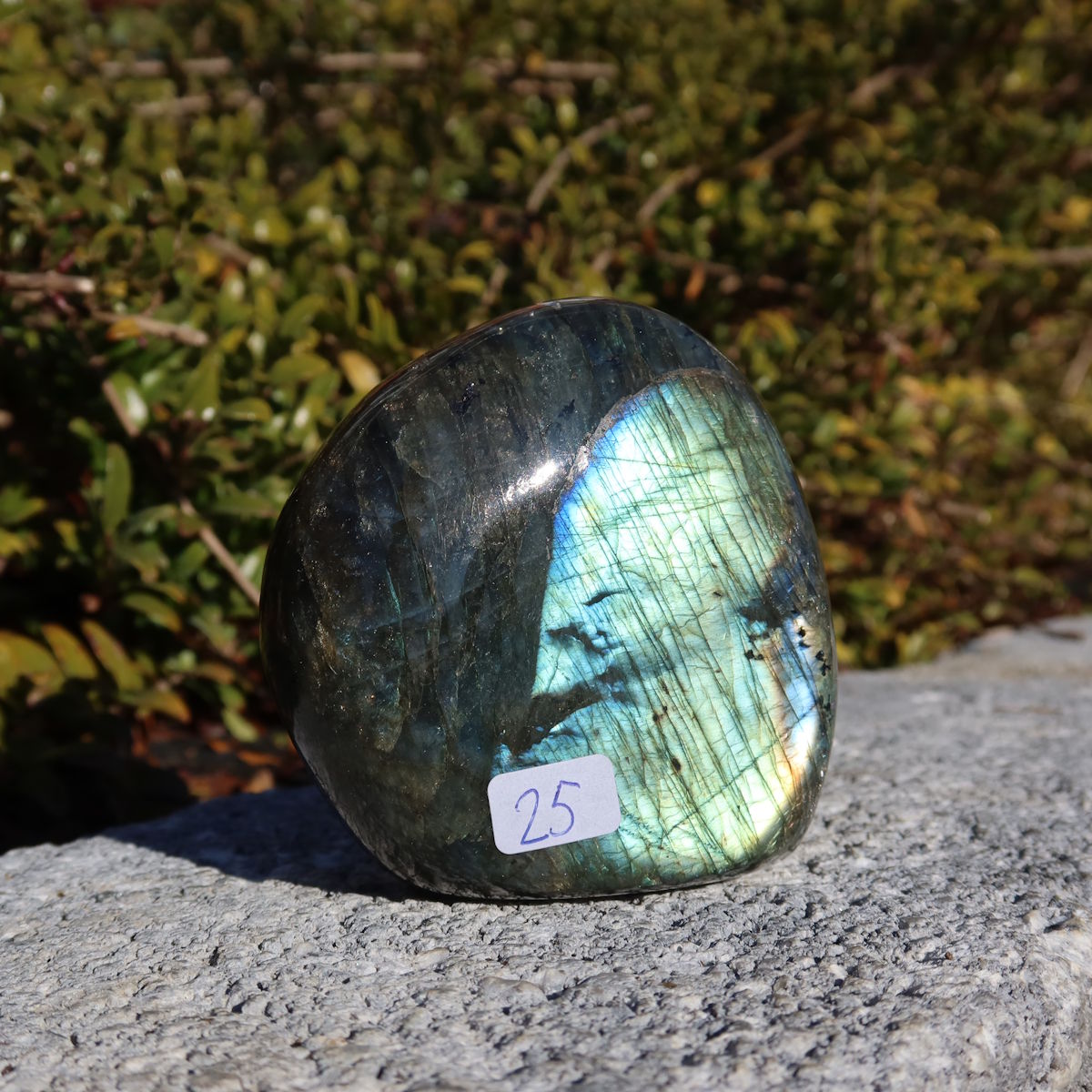 Labradorit Freiform poliert - 7x6cm - Intuition und Kreativität Nr.25 auf Stein, zeigt beeindruckendes Farbspiel.
