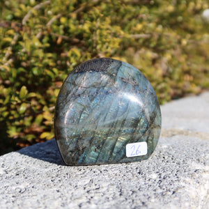 Labradorit Freiform poliert - 7x7cm - Intuition und Kreativität Nr.26 auf Steinuntergrund