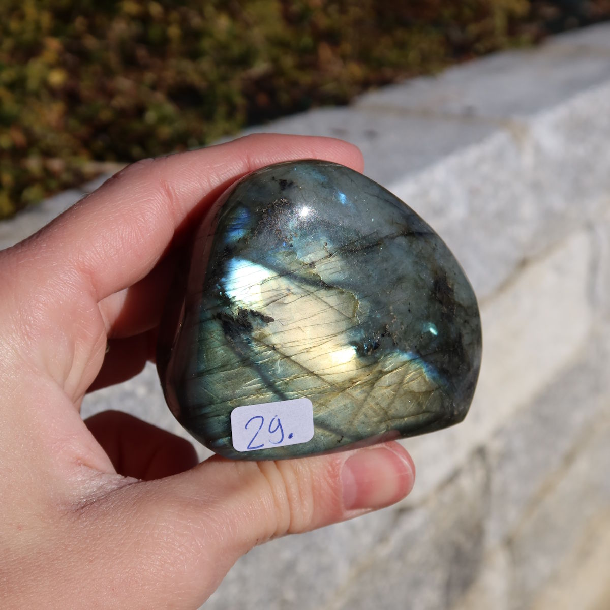 Labradorit Freiform poliert - 5x6cm - Intuition und Kreativität Nr.29 in natürlichem Licht, zeigt schimmernde Farbspiele.