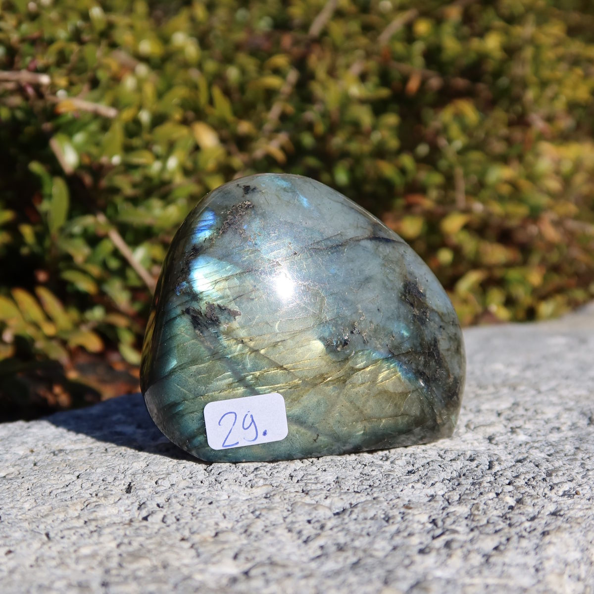 Labradorit Freiform poliert - 5x6cm - Intuition und Kreativität Nr.29 in natürlichem Licht, zeigt schimmernde Farbspiele.