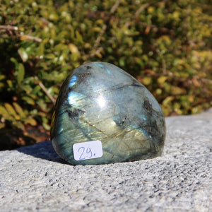 Labradorit Freiform poliert - 5x6cm - Intuition und Kreativität Nr.29 in natürlichem Licht, zeigt schimmernde Farbspiele.