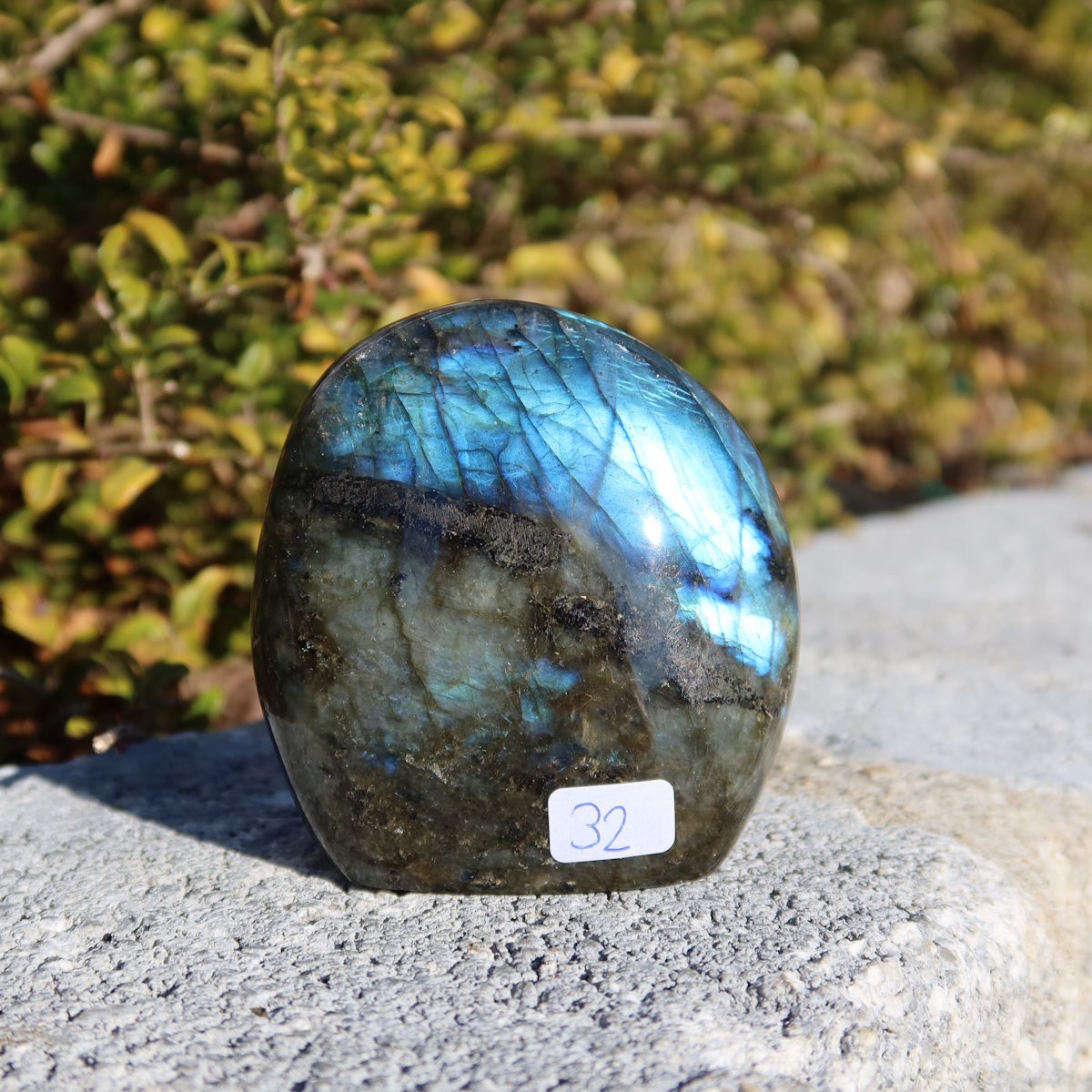 Labradorit Freiform poliert - 6x6cm - Intuition und Kreativität Nr.32 mit beeindruckender Labradoreszenz.