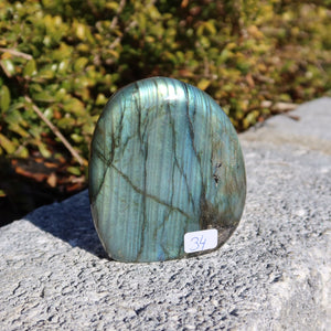 Labradorit Freiform poliert - 7x6cm - Intuition und Kreativität Nr.34 auf grauem Stein mit natürlichem Hintergrund