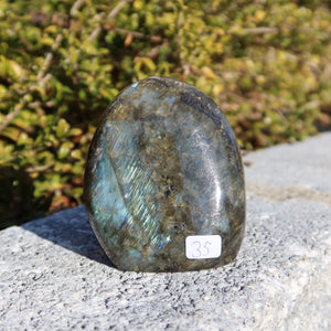 Labradorit Freiform poliert - 8x6cm - Intuition und Kreativität Nr.35 mit buntem Farbenspiel auf natürlichem Hintergrund.