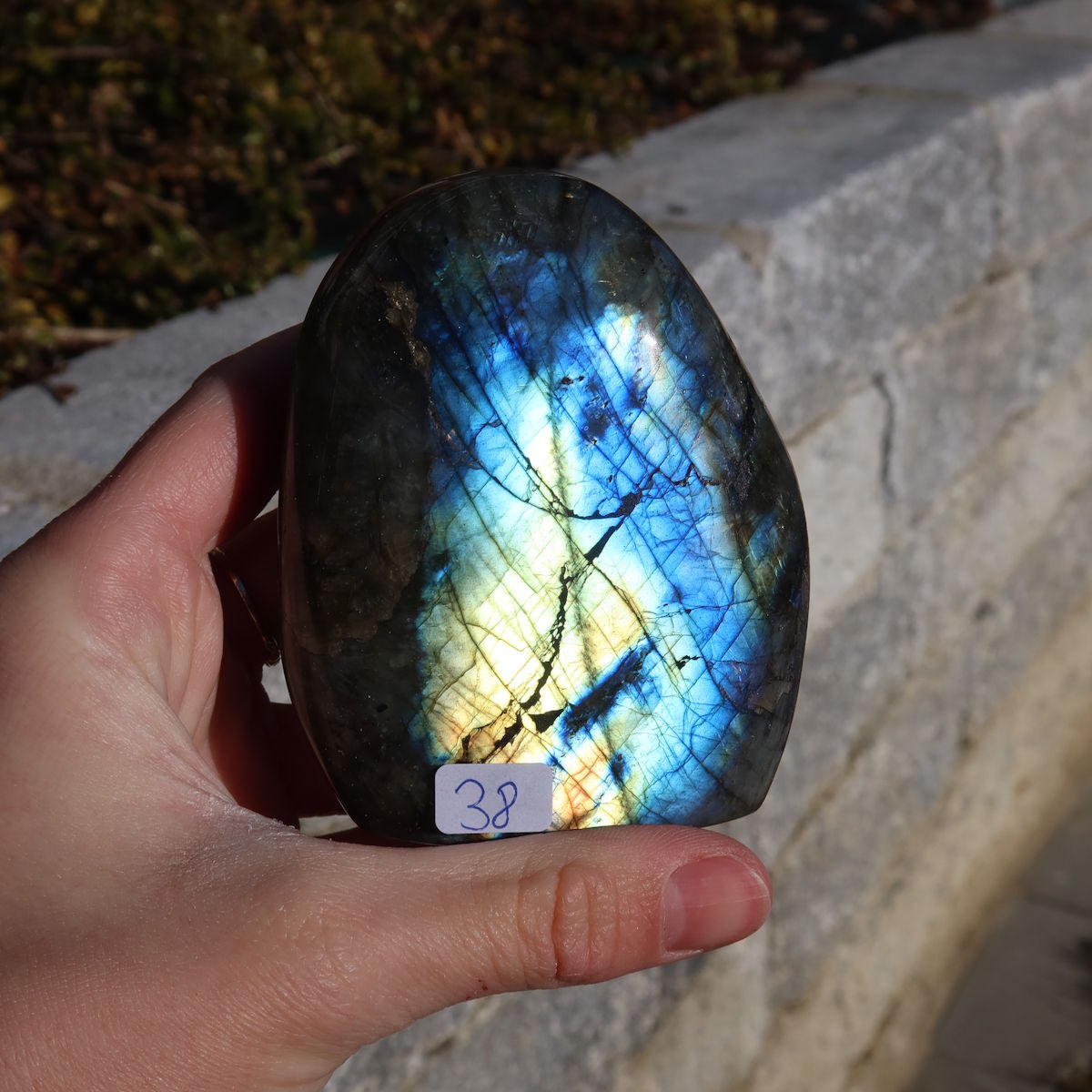 Labradorit Freiform poliert - 8x7cm - Intuition und Kreativität Nr.38 mit faszinierendem Farbspiel in Blau und Gold.